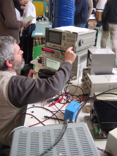 Le stand de mesures lors du vide-grenier radio radiobroc  cestas en gironde