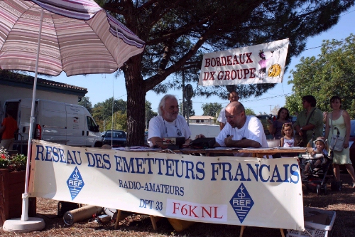 Le radio-club radioamateur F6KNL sur son stand lors des fetes de Marcheprime en Gironde